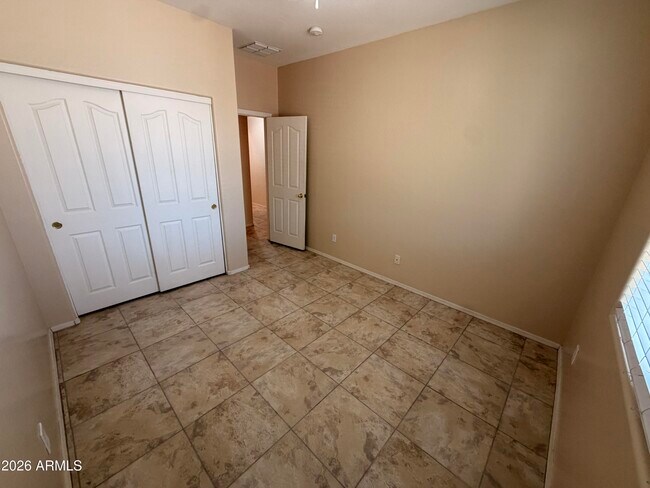 Foto del edificio - 15227 W Jackson St
