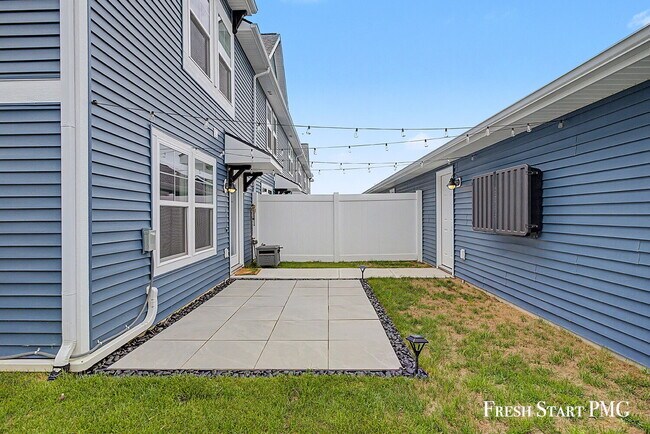 Foto del edificio - 3-Bed with 2.5 Baths in Rockford's Serene Setting with Fenced in Yard