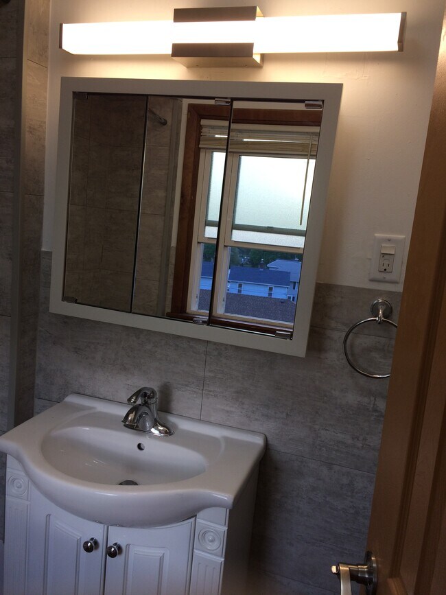 Building Photo - 317 Klingenberg Terrace