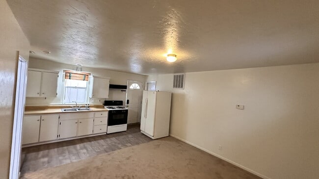 Building Photo - Cozy 1-Bedroom + Garage Retreat, Perfect f...