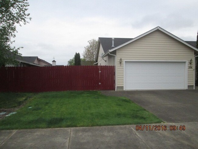 Building Photo - Wonderful 3 bedroom 2 bath home with garag...