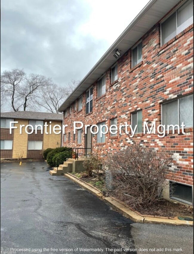 Building Photo - 2 Bedroom, 1 Bath Apartment