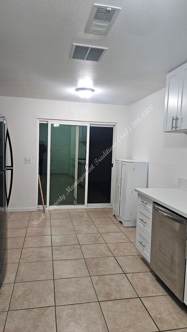 Foto del edificio - *** Please call us @ 661-266-1400 for information on availability, showings and applications proc...