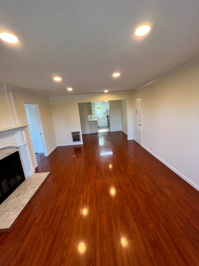 Building Photo - 250 Chilpancingo Pkwy