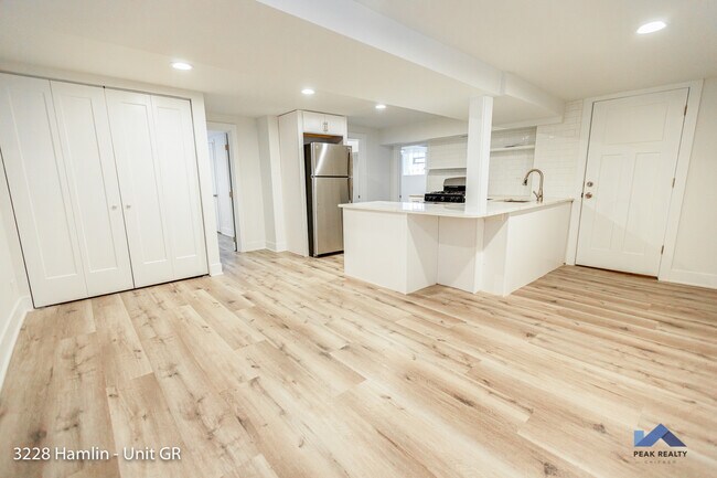 Foto del edificio - 3228 N Hamlin Ave