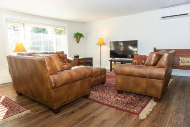 Foto del edificio - 3 bedroom, 2 bath with double car attached garage, newly remodeled.