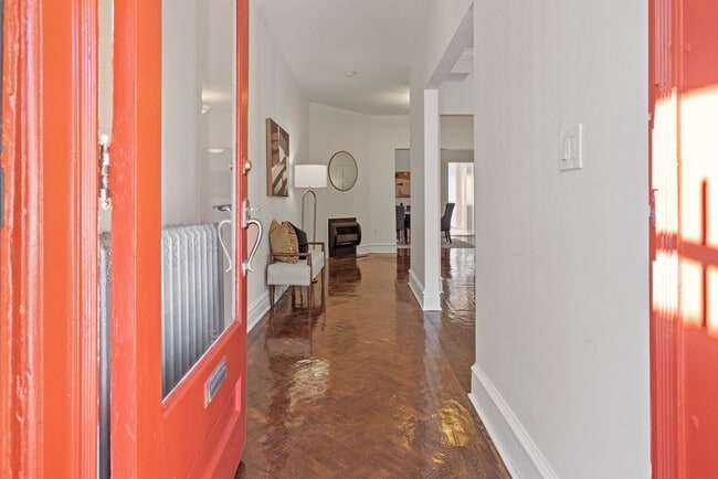 Building Photo - Gorgeous, Spacious 4BR with Updated Kitche...