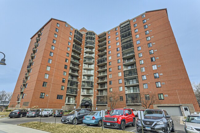 Building Photo - 6500 Woodlake Dr