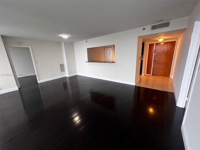 Foto del edificio - 7601 E Treasure Dr