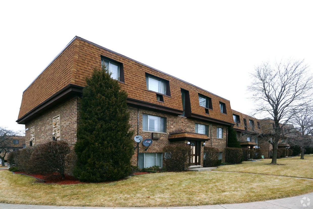 684 W Pickwick Ct, Mount Prospect, IL 60056 Apartments in Mount