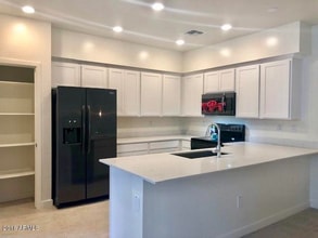 Building Photo - 2740 S Equestrian Dr