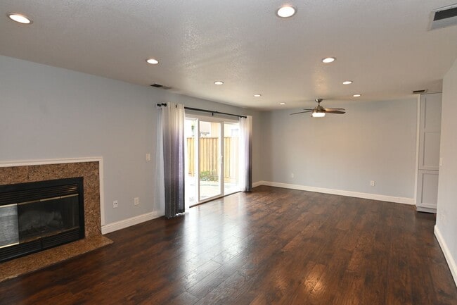 Building Photo - 930 Alexis Ct