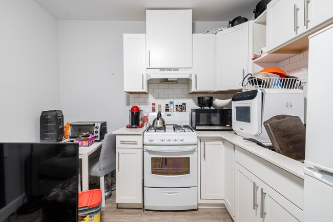 Photo du bâtiment - 382 Wharncliffe Rd S