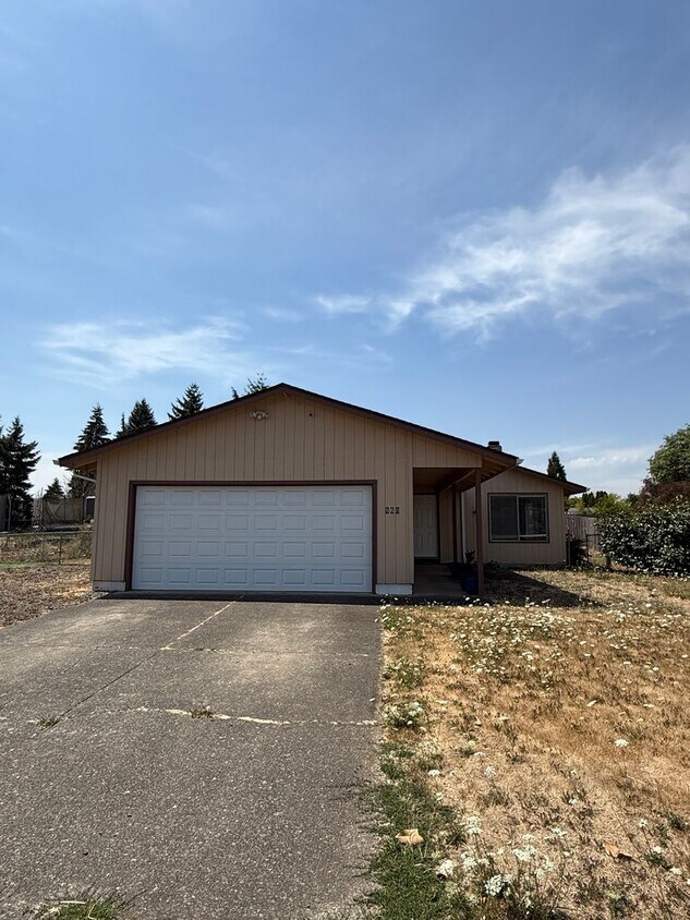 Primary Photo - Charming 3-Bedroom, 2-Bathroom with Large ...