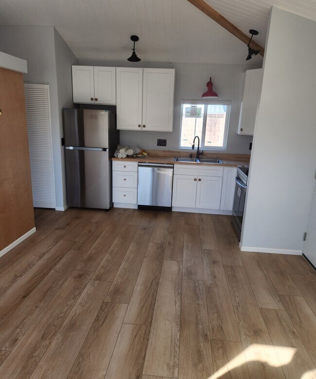 Building Photo - 7943 Woodlake Ave