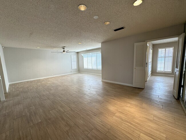 Foto del edificio - 2405 Stutz Pl