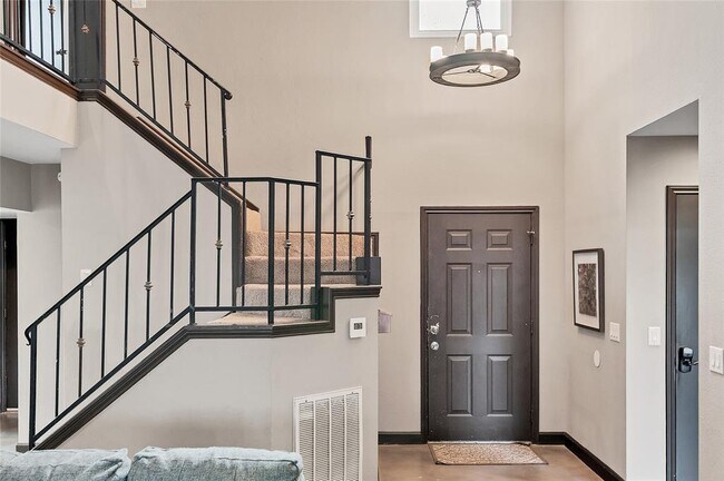 Foto del edificio - 901 Oakcrest Cir