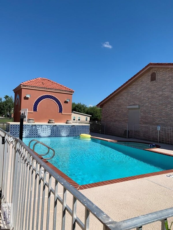 Foto del edificio - 2200 Laredo Rd