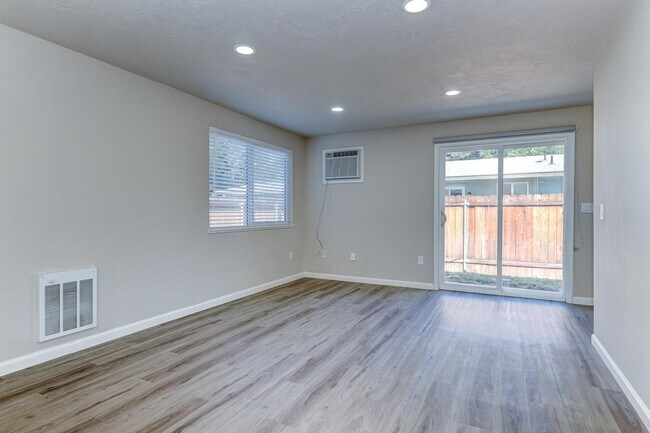 Foto del edificio - Beautifully Renovated 2 Bed, 1 Bath Townhouse – Available July 1st!