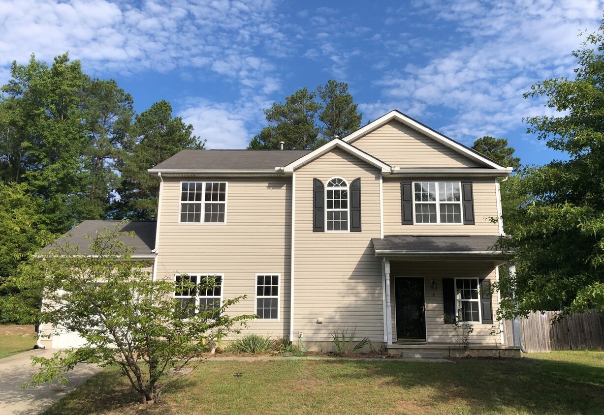 Primary Photo - Spacious 3 bedroom home with huge fenced i...