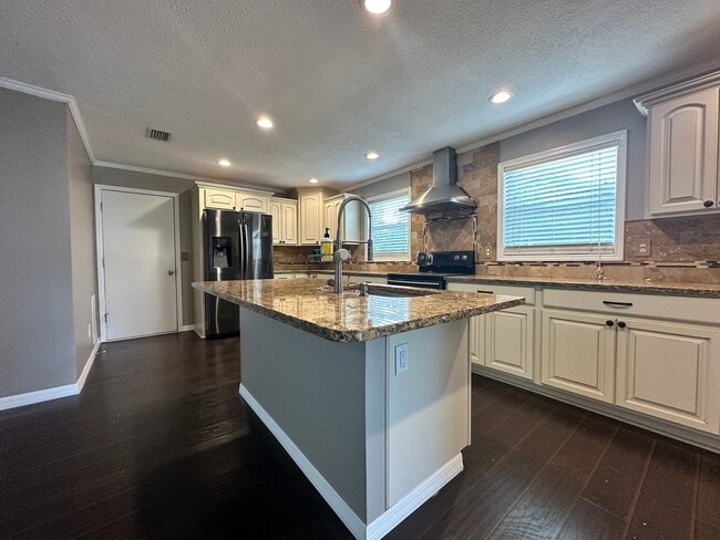 Building Photo - 2724 Lexington Dr