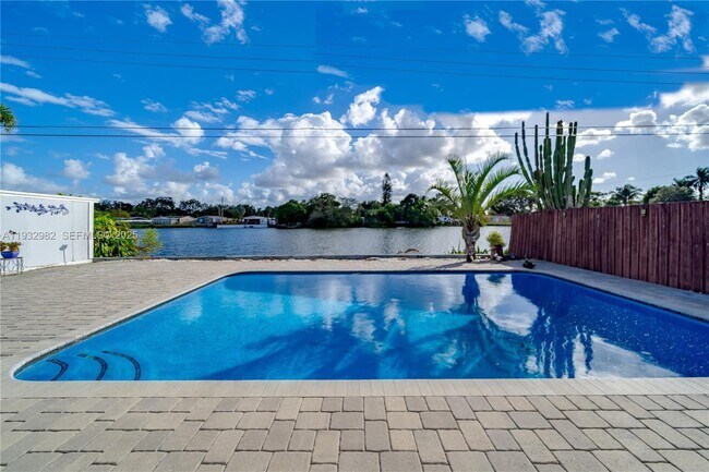 Foto del edificio - 5900 N Farragut Dr