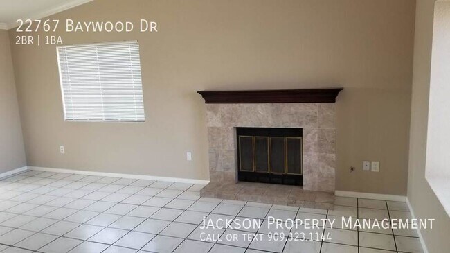 Building Photo - Cozy 2 Brm/1 bath with large back yard! Mu...