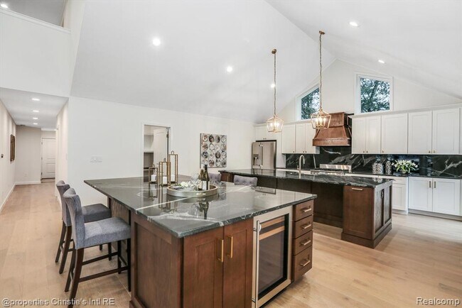 Building Photo - 614 Island Dr