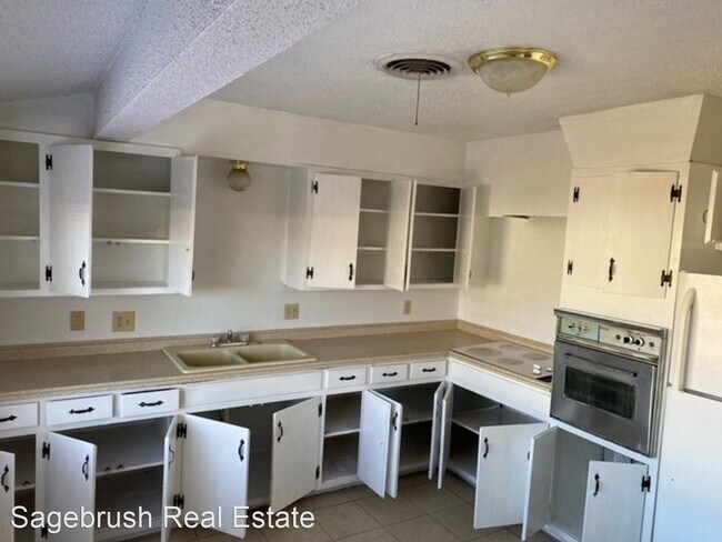 Building Photo - 3 br, 1.5 bath House - Herb Street 200