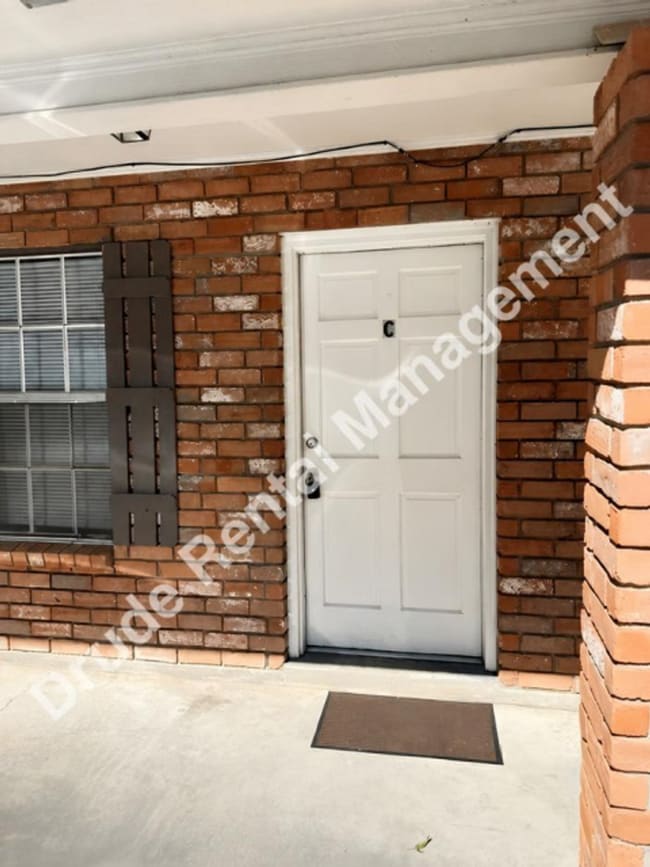 Building Photo - 42185 Deborah Dr