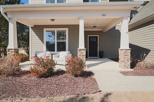 Building Photo - Spacious 4 Bedroom, Pet Friendly with Fenced In Backyard, Mimosa Bay Community Amenities