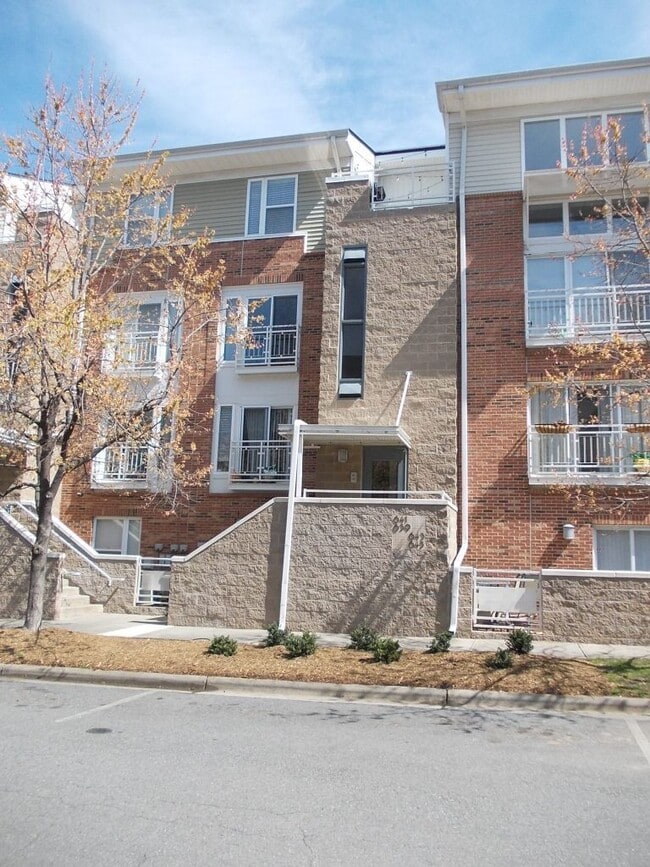 Building Photo - 641 Raphael Place