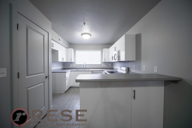 Foto del edificio - Beautiful Modern Orem Condo w free interne...