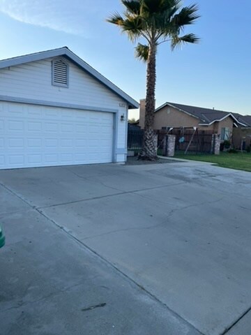 Foto del edificio - 2053 Thompson Ave