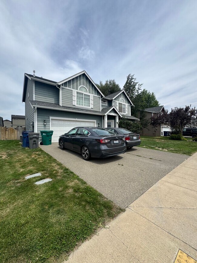 Building Photo - HUGE PET FRIENDLY Rental