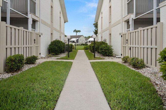 Foto del edificio - 6879 Pentland Way