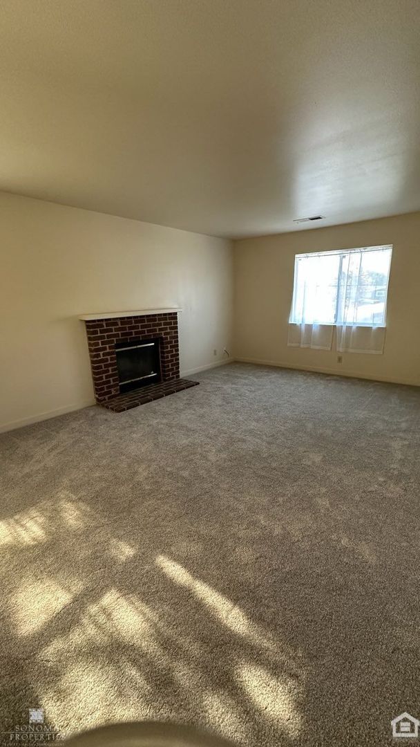 Building Photo - 2bd/2ba Second Story Duplex Close To Plaza!