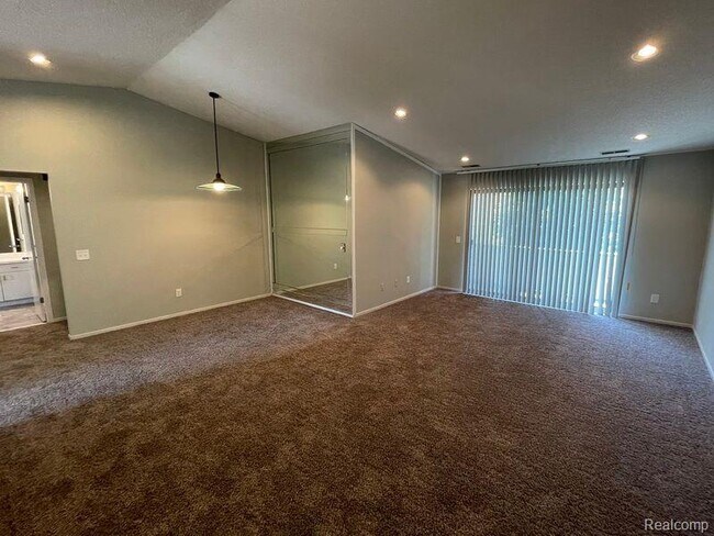 Building Photo - 6580 Ridgefield Cir