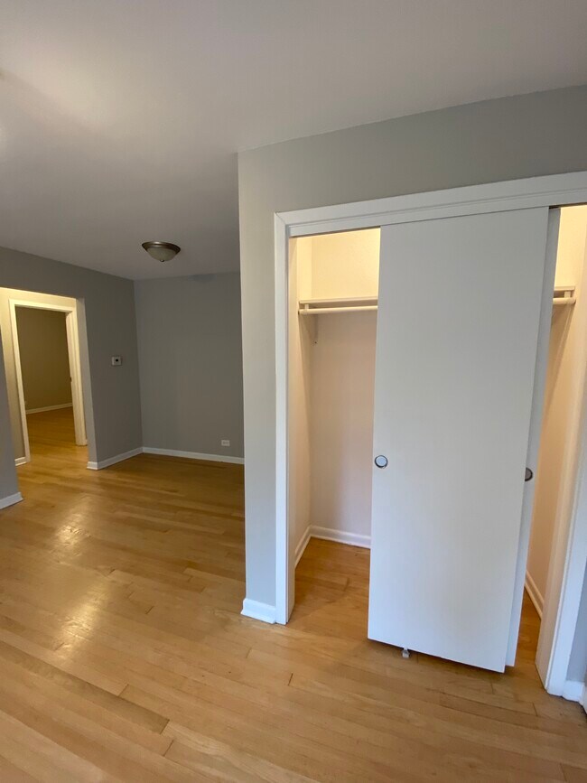 Armario/Comedor - 1942 Linden Ave