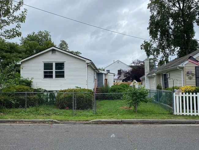 Building Photo - 276 Linden Ave