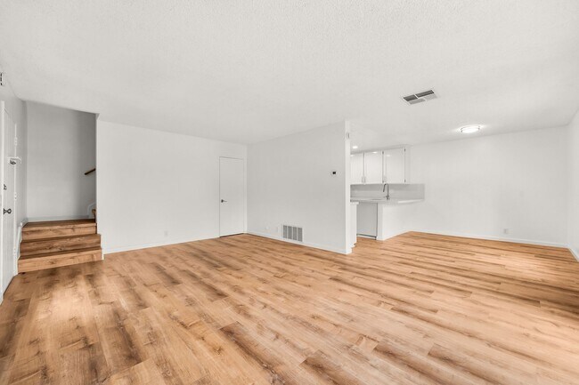 Foto del edificio - Fully Renovated 3-Bedroom Home in the South Bay Townhomes Community!