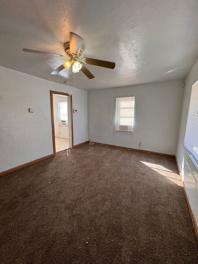 Foto del edificio - 2 br, 1 bath House - 902 W Summit (817)
