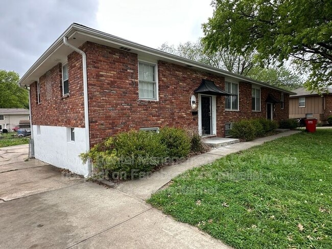 Building Photo - 708 NW Mock Ave