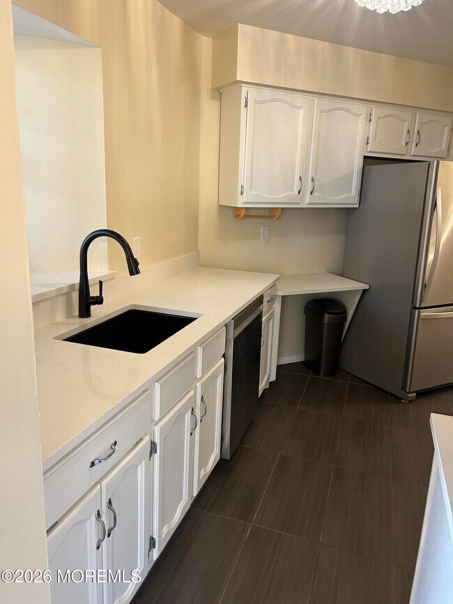 Foto del edificio - 1021 Waters Edge Dr