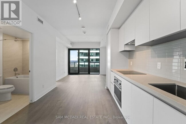 Photo du bâtiment - 4015 The Exchange