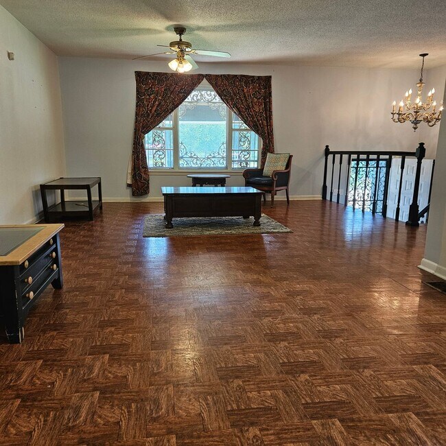 Foto del edificio - 5 bedroom/2 bath split-level home