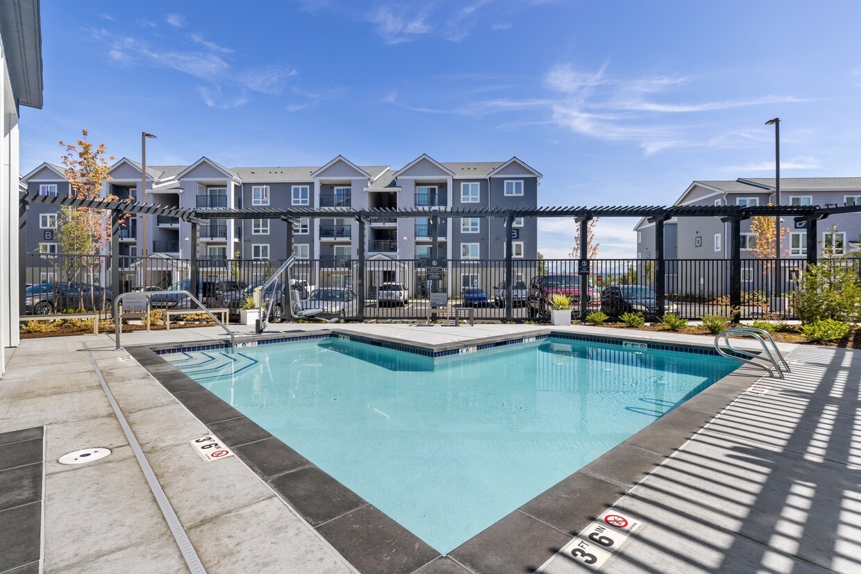 Outdoor Pool - Riverview Apartments