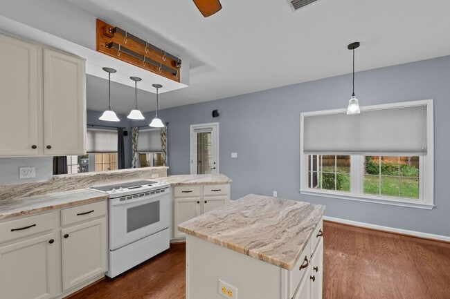 Building Photo - Your Dream Home Awaits!