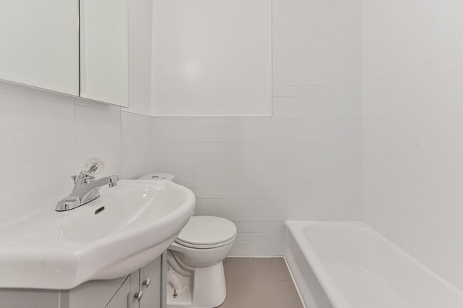 Building Photo - Skyliner