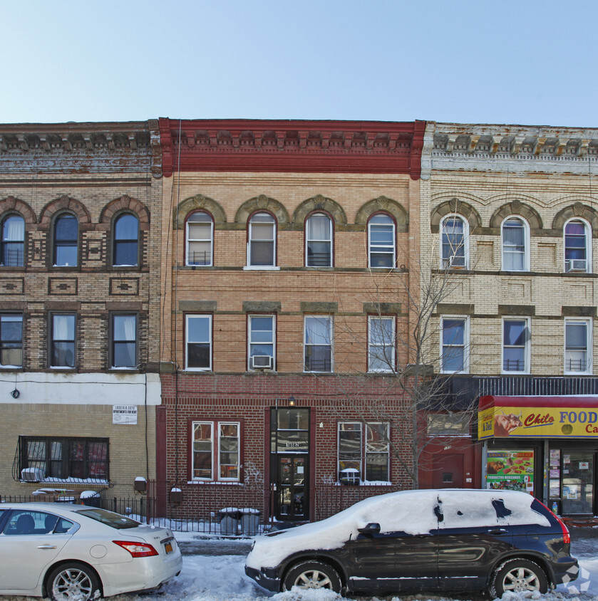 Foto del edificio - 182 Irving Ave